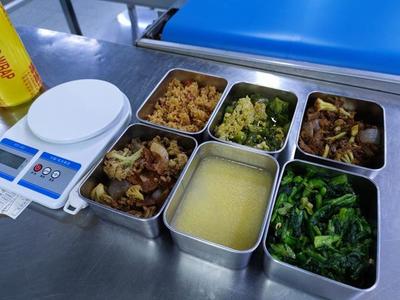 硬核配餐 一小時下線兩千斤米飯，鄭州企業(yè)以“媽媽的味道”打造餐飲管理新標(biāo)桿